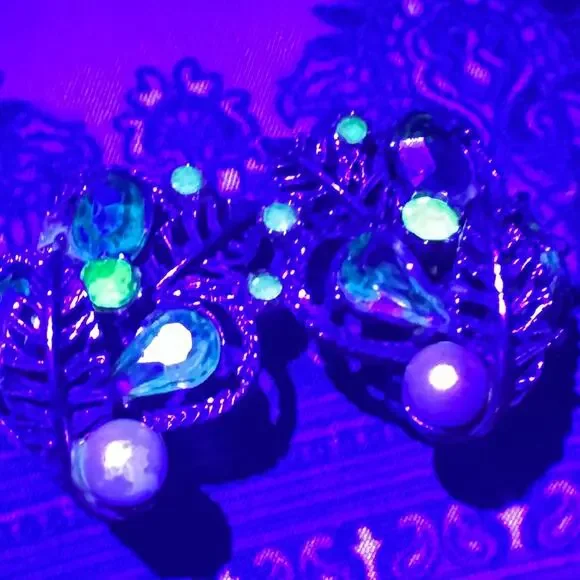 ART vintage gold tone emerald green uranium glass rhinestones clip on earrings - Picture 2 of 8